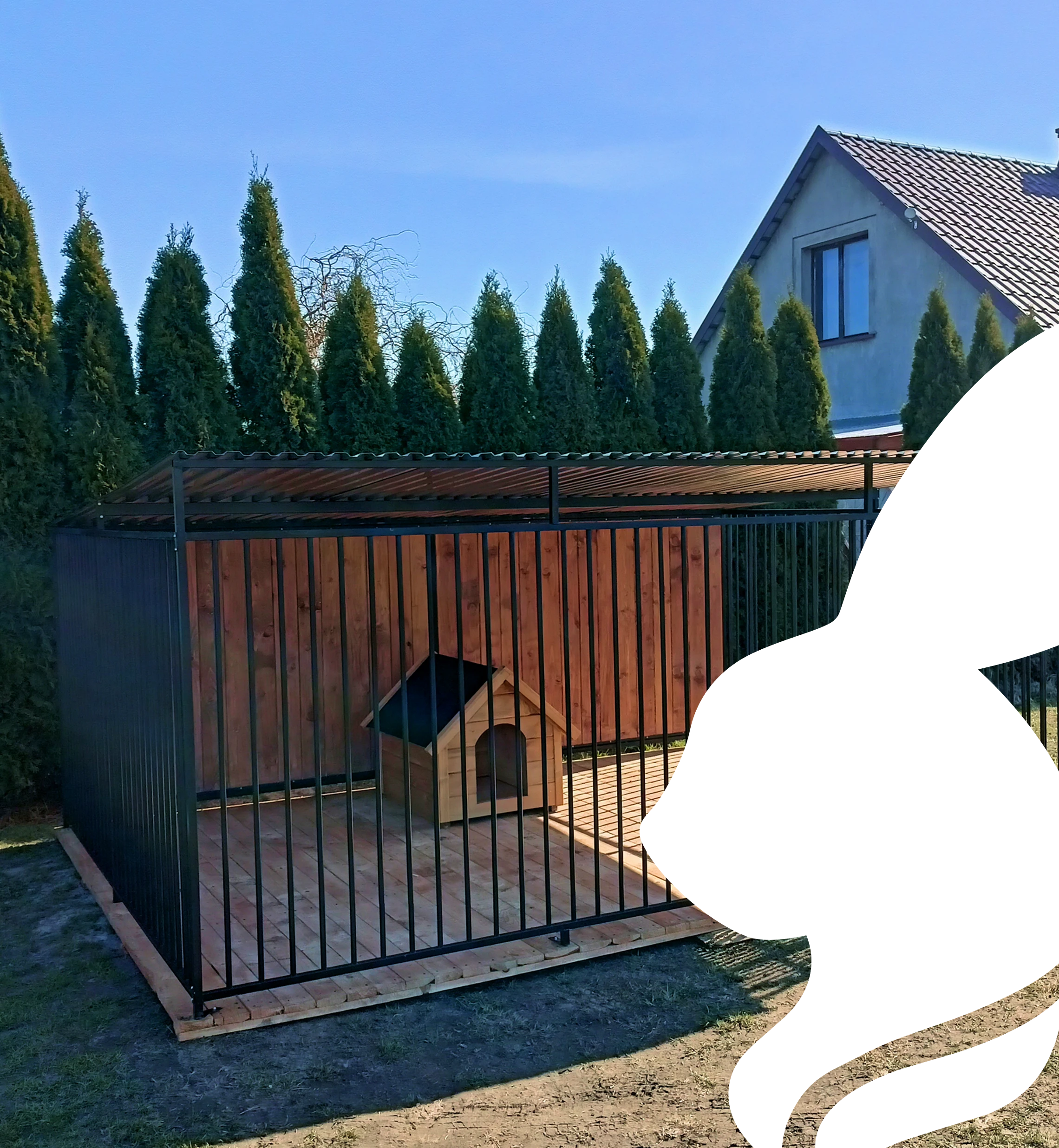 Metalowy kojec dla psa z drewnianą budą i zadaszeniem
