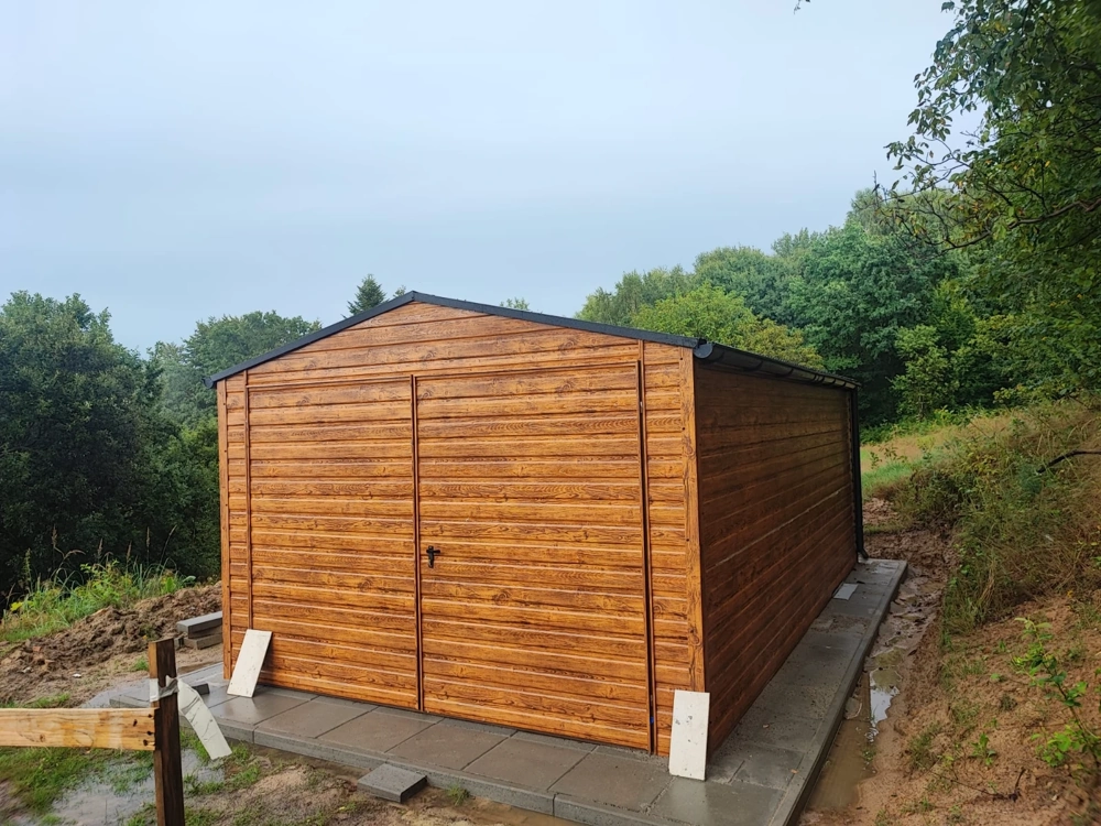 Garaż drewnopodobny na betonowej płycie z podwójnymi drzwiami