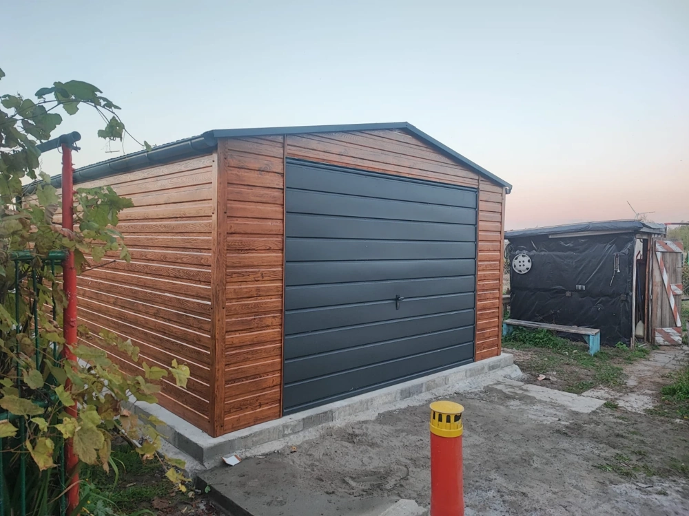 Nowoczesny garaż drewnopodobny z segmentową bramą na fundamencie betonowym