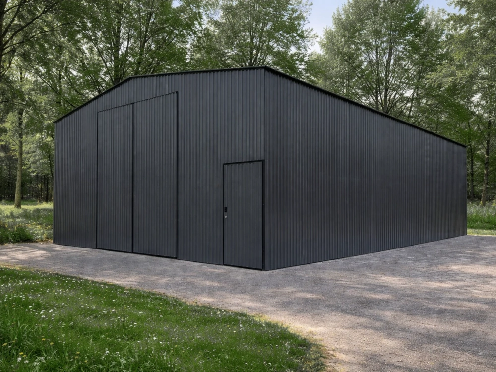 Ciemnoszara hala stalowa z dwoma drzwiami na tle zalesionego terenu