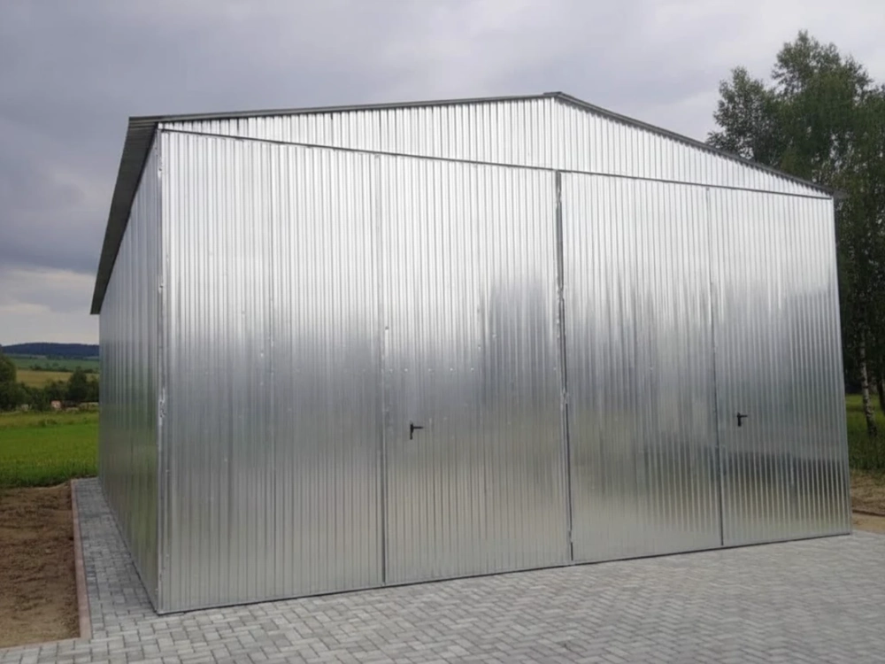 Hala blaszana z przesuwnymi drzwiami na utwardzonym placu