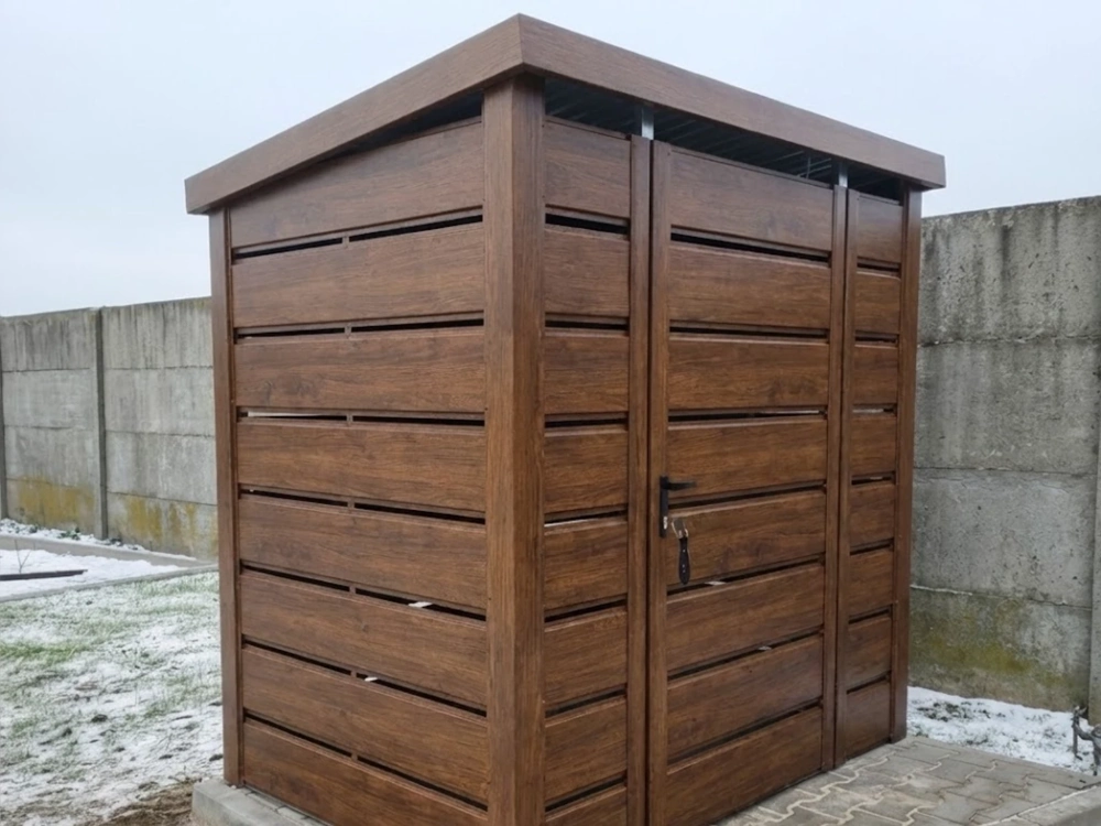 Wiata śmietnikowa z drewnopodobnych paneli z zamykanymi drzwiami