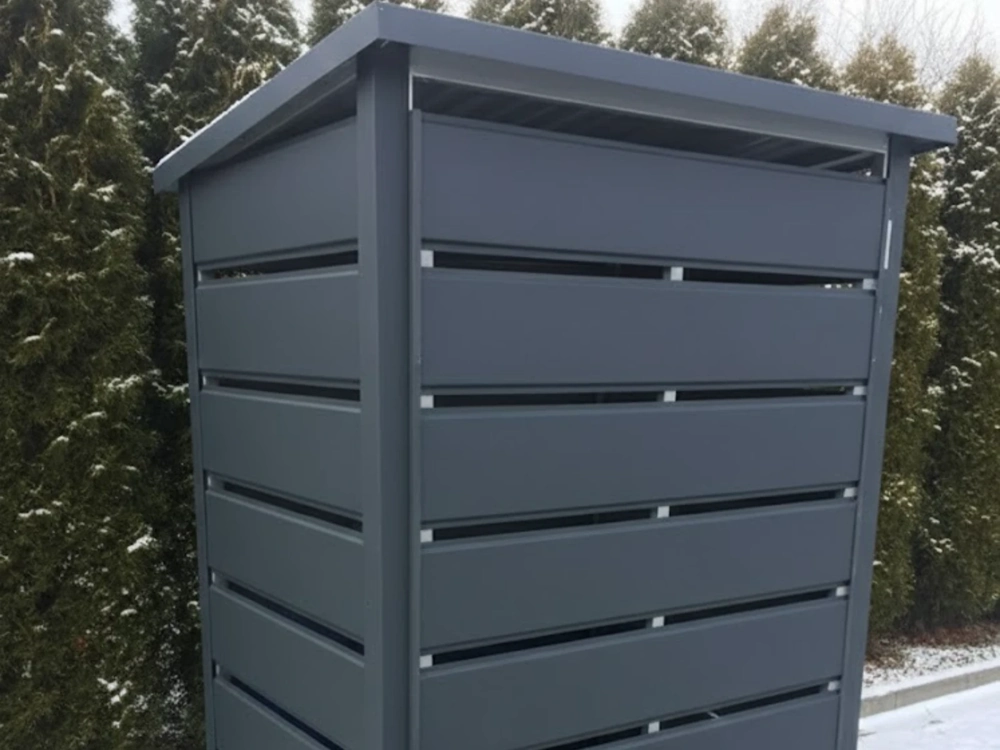 Wiata śmietnikowa z antracytowej stali z poziomymi panelami i nachylonym dachem