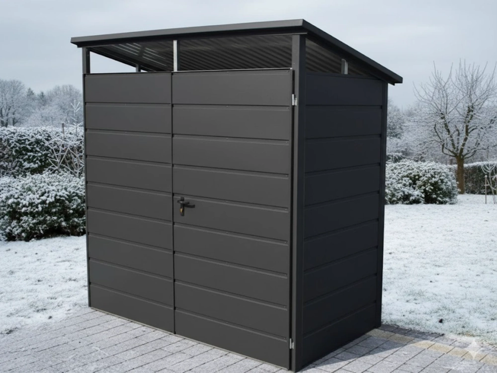 Metalowy domek narzędziowy z dwuskrzydłowymi drzwiami i skośnym dachem na zimowym podjeździe