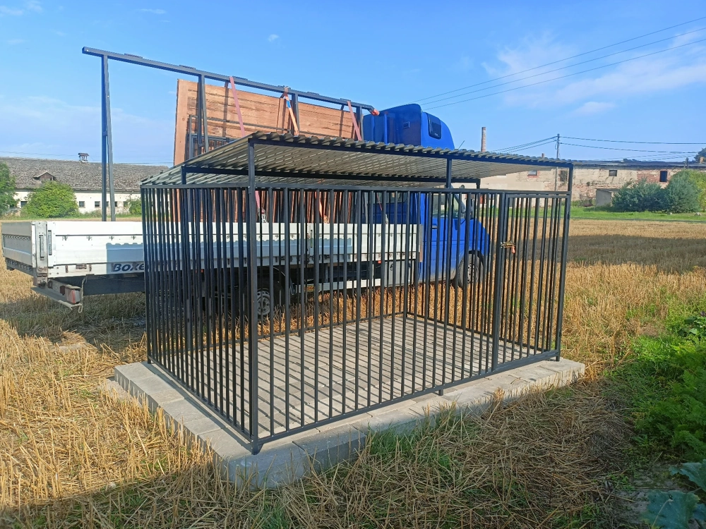 Profesjonalna stalowa klatka kennelowa na betonowej podstawie z zadaszeniem
