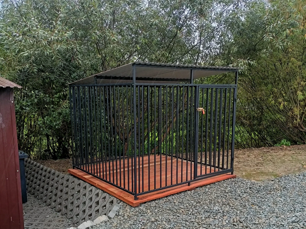 Metalowy kojec dla psów z dachem i drewnianą podłogą