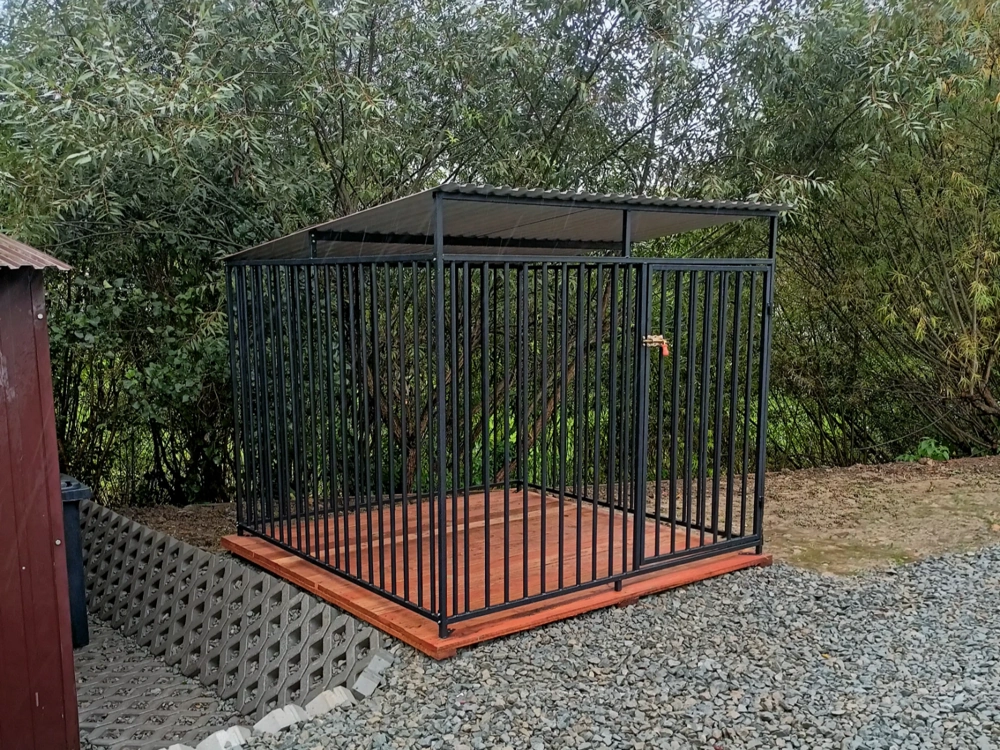 Kojce dla psów z czarnych metalowych prętów z daszkiem i podłogą z drewna