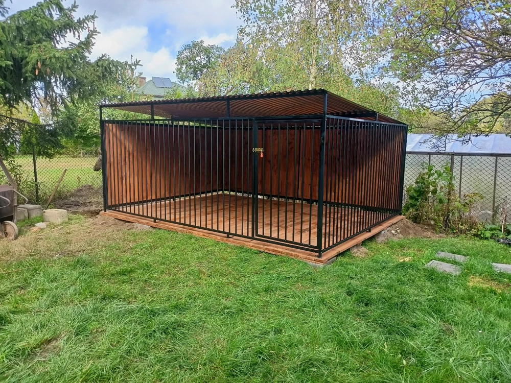 Kojec dla psów z metalową konstrukcją i drewnianą podłogą