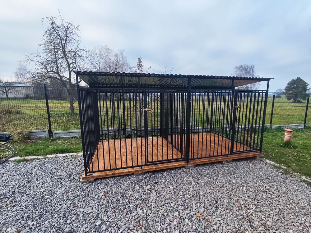 Duży stalowy kojec dla psów z dachem i drewnianą podłogą