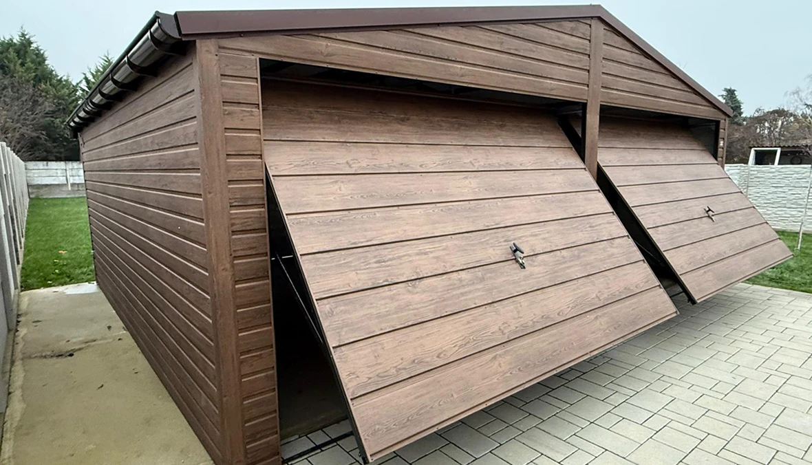 Dwustanowiskowy garaż drewnopodobny z metalową konstrukcją i dwoma uchylnymi drzwiami