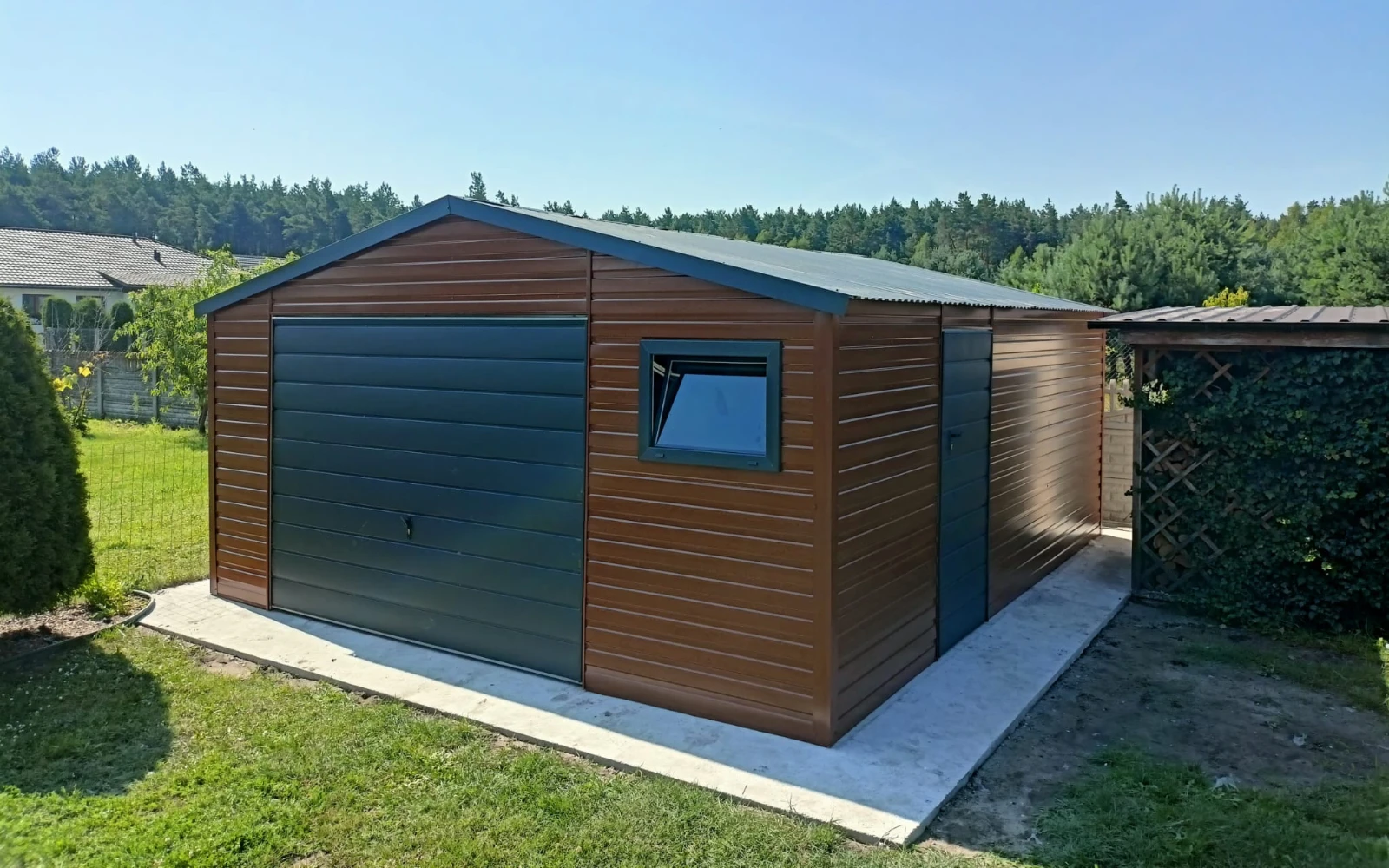 Garaż blaszany z bocznym wejściem i oknem ustawiony na betonowej płycie