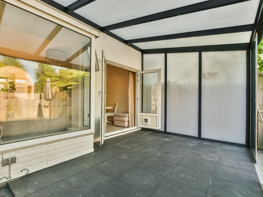 Ogrody zimowe: zadaszony stalowy taras z przezroczystymi panelami